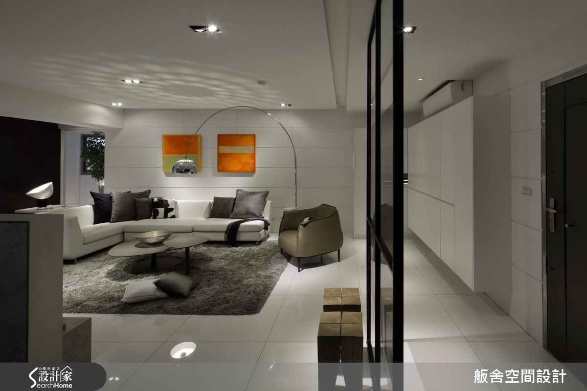 以白色系作為空間基底，彷彿是一塊創作的畫布，米白、